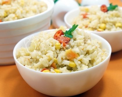 Рис с овощами и кукурузой на сковороде