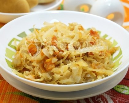Тушеная капуста с помидорами