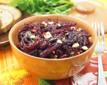 Салат из свеклы с орехами