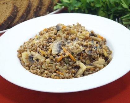 Гречка с шампиньонами на сковороде