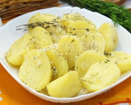 Отварной картофель с чесноком