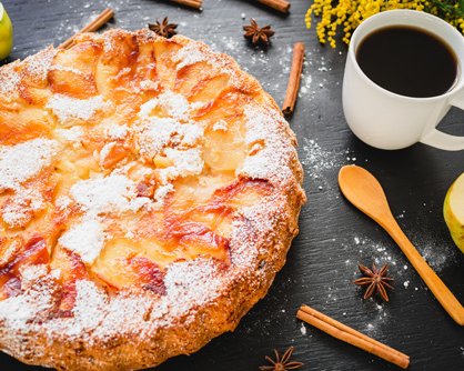 Шарлотка в мультиварке с яблоками