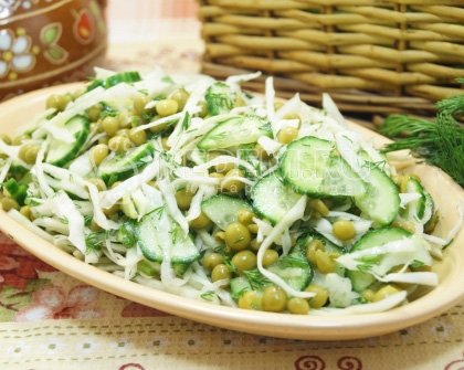 Постный салат с капустой и огурцом