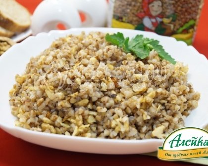 Гречневая каша с луком и орехами